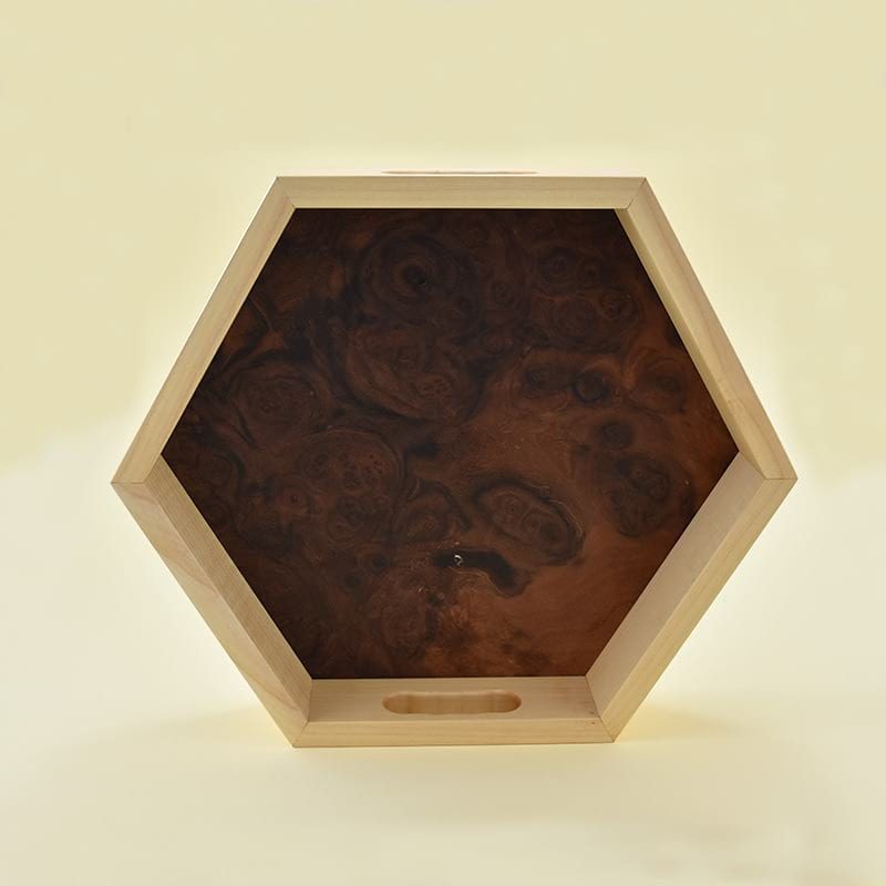 Wooden tray/Lesen pladenj Wooden tray made of maple wood and walnut root veneer/Lesen pladenj, narejen iz javorjovega lesa in furnirja orehove korenine