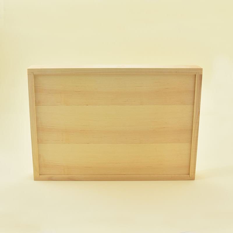 Wooden tray/Lesen pladenj Wooden tray made of maple wood and walnut root veneer/Lesen pladenj, narejen iz javorjovega lesa in furnirja orehove korenine