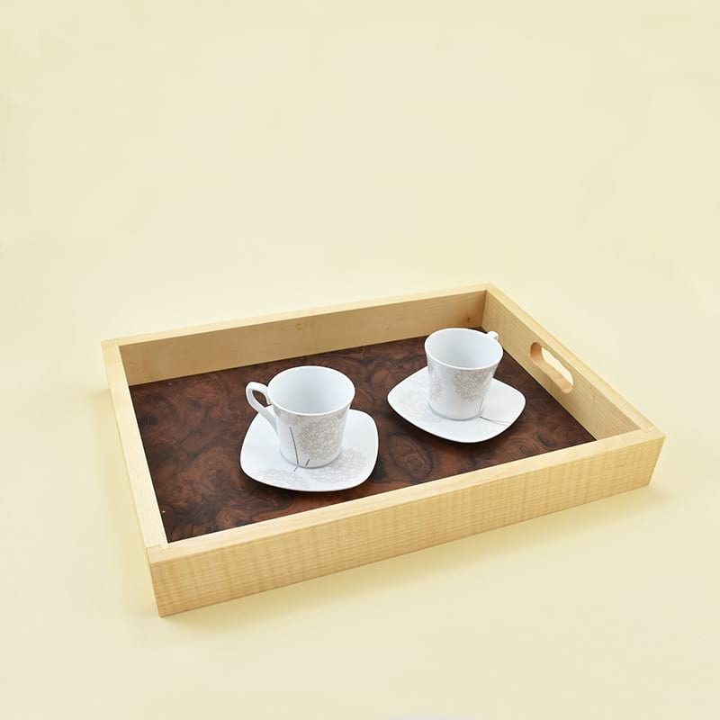 Wooden tray/Lesen pladenj Wooden tray made of maple wood and walnut root veneer/Lesen pladenj, narejen iz javorjovega lesa in furnirja orehove korenine