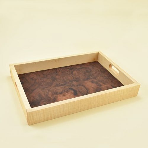 Wooden tray made of maple wood and walnut root veneer/Lesen pladenj, narejen iz javorjovega lesa in furnirja orehove korenine