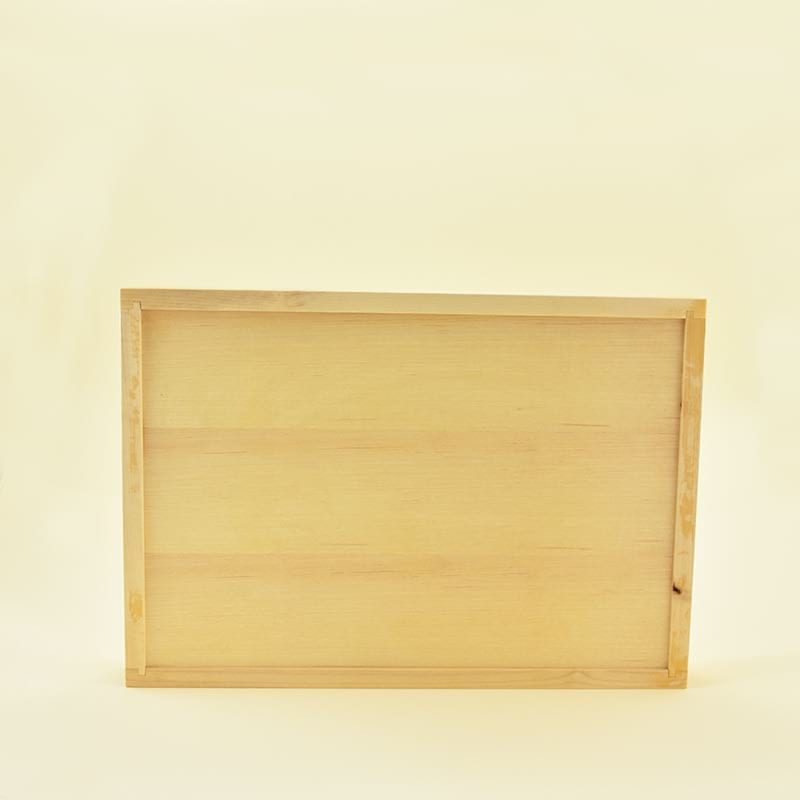Wooden tray/Lesen pladenj Wooden tray made of maple wood and veneers of ziricote, maple and rosewood/Lesen pladenj, narejen iz javorjovega lesa in furnirjev zirikote, javorja in palisandra