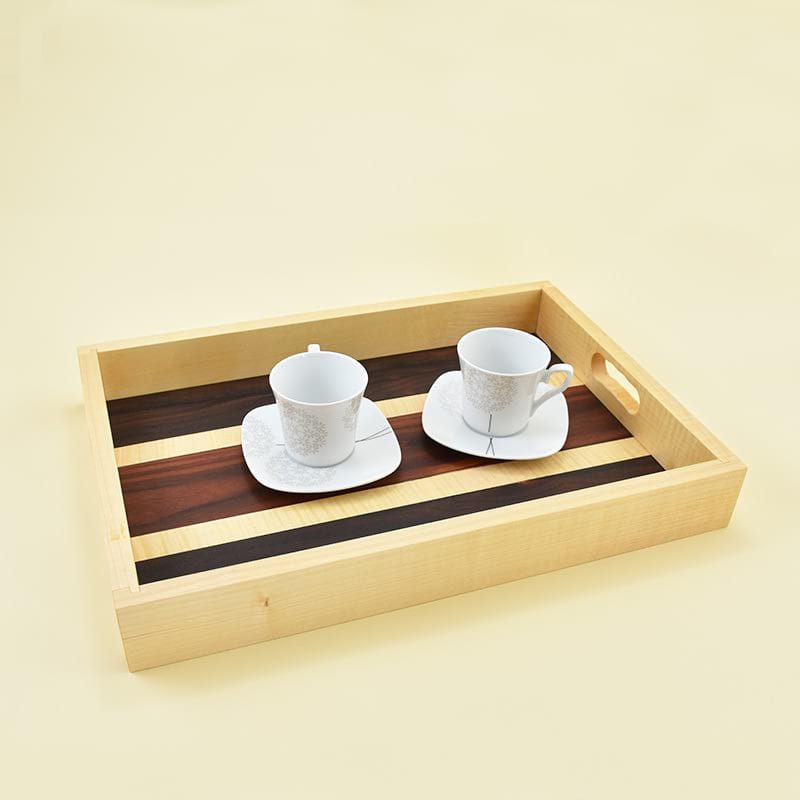 Wooden tray/Lesen pladenj Wooden tray made of maple wood and veneers of ziricote, maple and rosewood/Lesen pladenj, narejen iz javorjovega lesa in furnirjev zirikote, javorja in palisandra