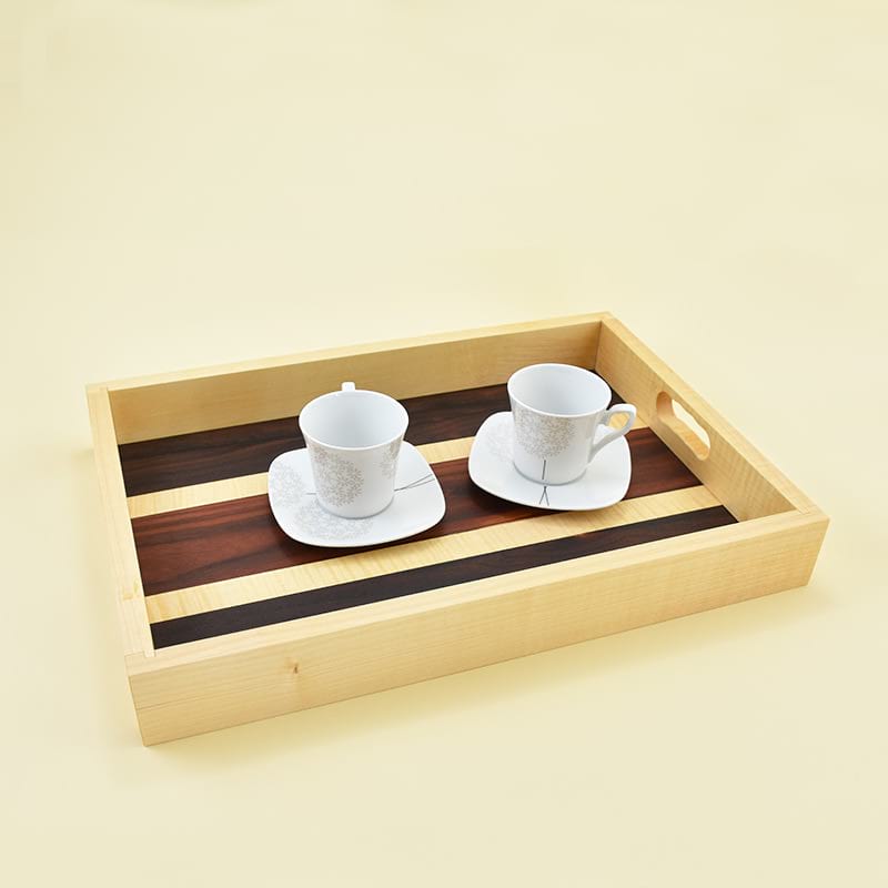 Wooden tray/Lesen pladenj Wooden tray made of maple wood and veneers of ziricote, maple and rosewood/Lesen pladenj, narejen iz javorjovega lesa in furnirjev zirikote, javorja in palisandra