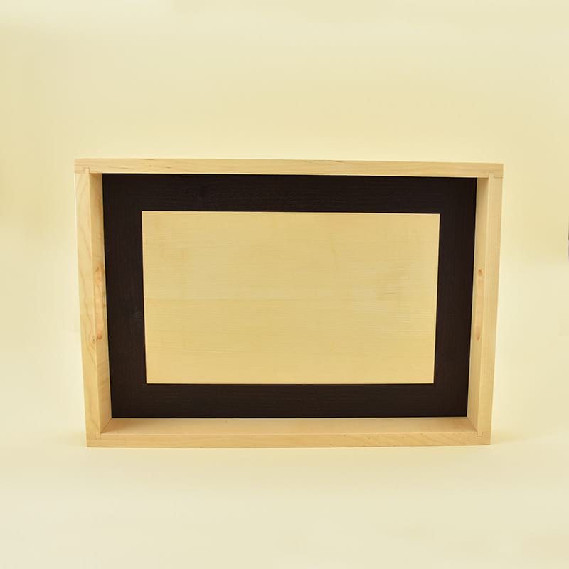 Wooden tray/Lesen pladenj Wooden tray made of maple wood and veneers of heat-treated ash and maple /Lesen pladenj, narejen iz javorjovega lesa in furnirjev termično obdelanega jesena in javorja