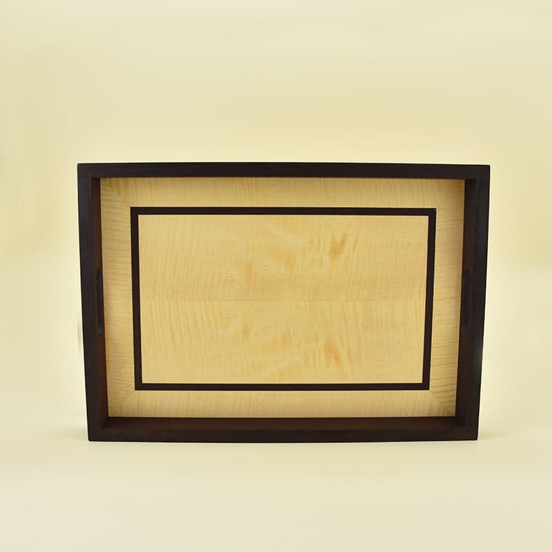 Wooden tray/Lesen pladenj Wooden tray made of heat-treated ash wood and veneers of sycamore and heat-trreated ash/Lesen pladenj, narejen iz lesa termično obdelanega jesena in furnirjev javorja rebraša in termično obdelanega jesena