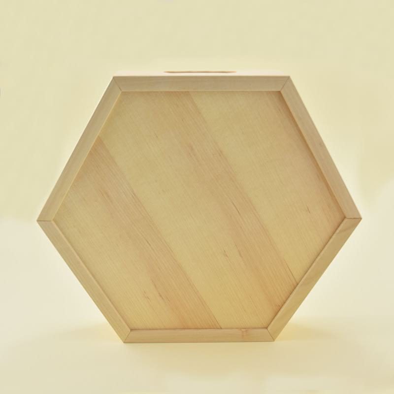 Wooden tray/Lesen pladenj Wooden tray made of maple wood and walnut root veneer/Lesen pladenj, narejen iz javorjovega lesa in furnirja orehove korenine