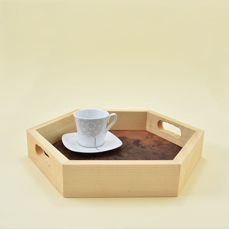 Wooden tray/Lesen pladenj Wooden tray made of maple wood and walnut root veneer/Lesen pladenj, narejen iz javorjovega lesa in furnirja orehove korenine