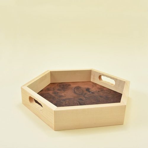 Wooden tray made of maple wood and walnut root veneer/Lesen pladenj, narejen iz javorjovega lesa in furnirja orehove korenine