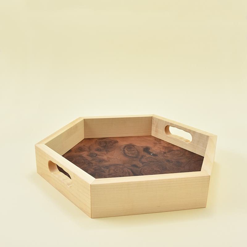 Wooden tray/Lesen pladenj Wooden tray made of maple wood and walnut root veneer/Lesen pladenj, narejen iz javorjovega lesa in furnirja orehove korenine