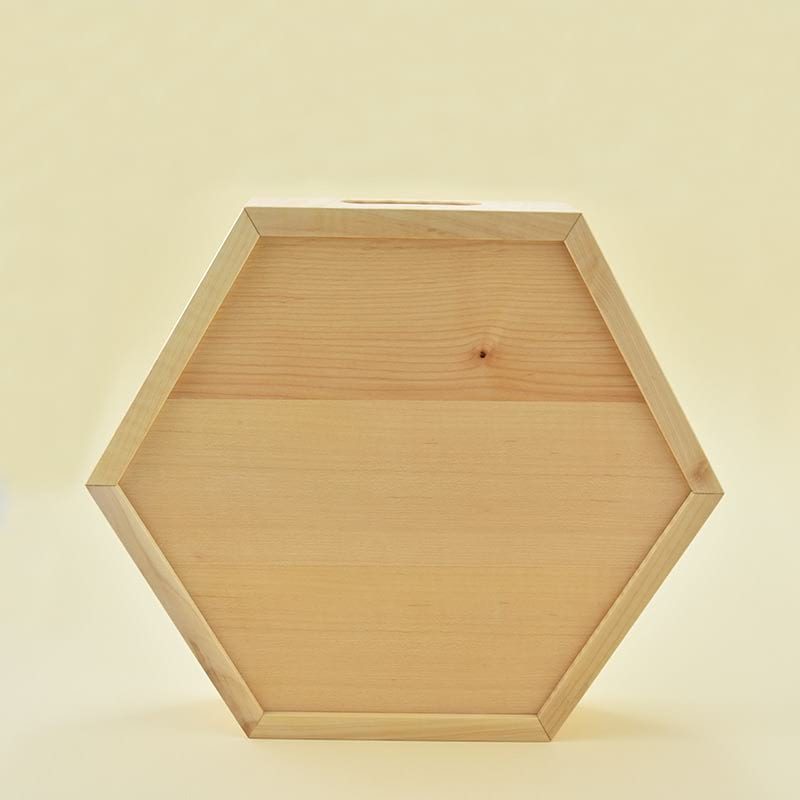 Wooden tray/Lesen pladenj Wooden tray made of maple wood and veneers of walnut and maple/Lesen pladenj, narejen iz javorjovega lesa in furnirjev oreha in javorja