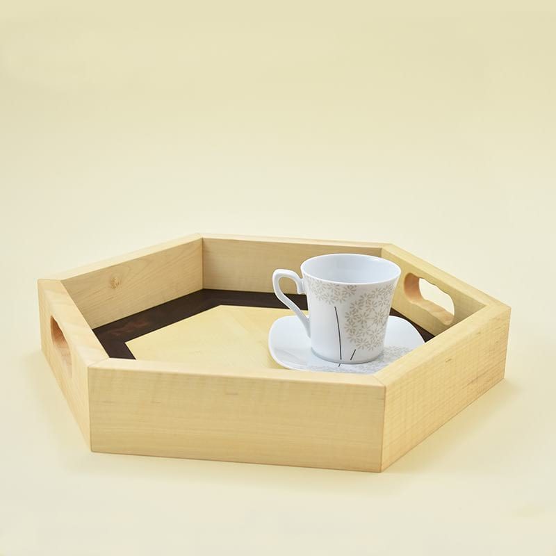 Wooden tray/Lesen pladenj Wooden tray made of maple wood and veneers of walnut and maple/Lesen pladenj, narejen iz javorjovega lesa in furnirjev oreha in javorja