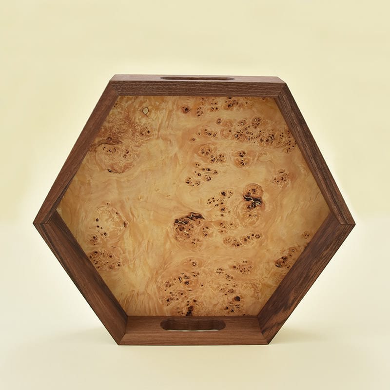 Wooden tray made of walnut wood and poplar root veneer/Lesen pladenj, narejen iz orehovega lesa in furnirja topolove korenine