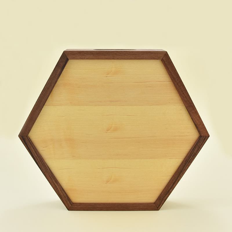 Wooden tray made of walnut wood and poplar root veneer/Lesen pladenj, narejen iz orehovega lesa in furnirja topolove korenine