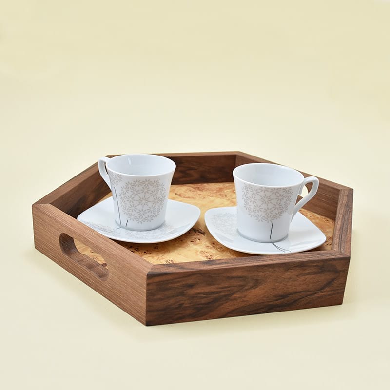 Wooden tray made of walnut wood and poplar root veneer/Lesen pladenj, narejen iz orehovega lesa in furnirja topolove korenine