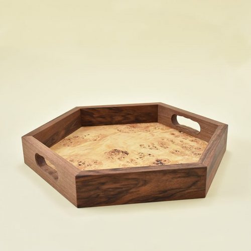 Wooden tray made of walnut wood and poplar root veneer/Lesen pladenj, narejen iz orehovega lesa in furnirja topolove korenine