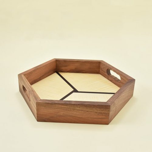 Wooden tray made of walnut wood and veneers of sycamore and heat-treated ash wood/Lesen pladenj, narejen iz orehovega lesa in furnirjev javorja rebraša in termično obdelanega jesena