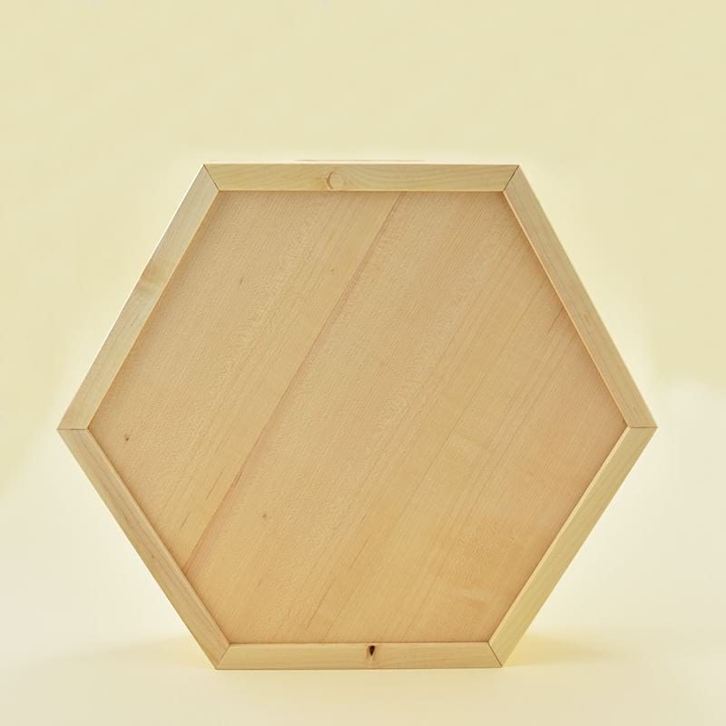 Wooden tray/Lesen pladenj Wooden tray made of maple wood and veneers of maple, walnut and heat-treated ash wood/Lesen pladenj, narejen iz javorovega lesa in furnirjev javorja, oreha in termično obdelanega jesena