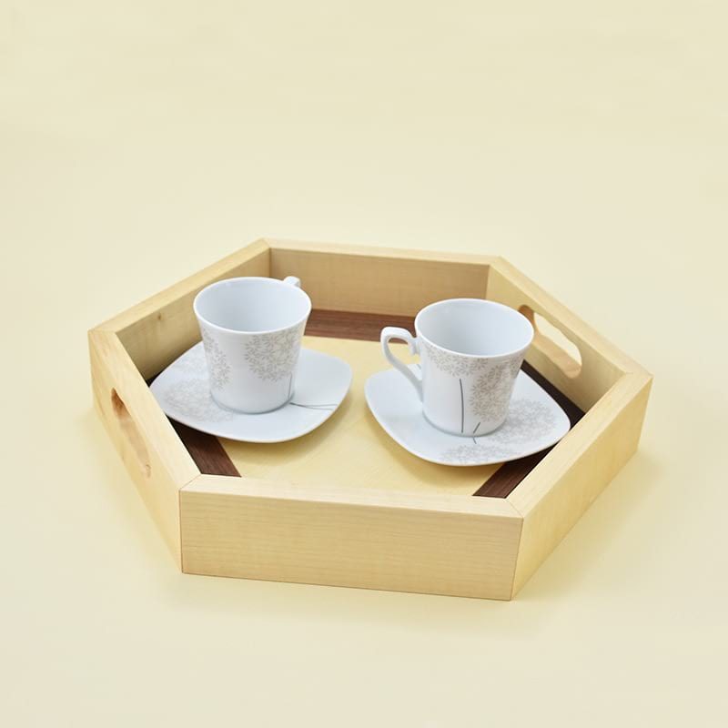Wooden tray/Lesen pladenj Wooden tray made of maple wood and veneers of maple, walnut and heat-treated ash wood/Lesen pladenj, narejen iz javorovega lesa in furnirjev javorja, oreha in termično obdelanega jesena