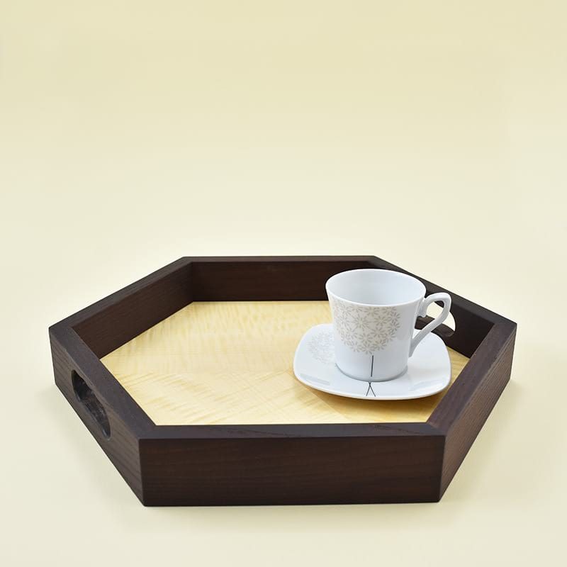 Wooden tray/Lesen pladenj Wooden tray made of heat-treated ash wood and veneer of sycamore/Lesen pladenj, narejen iz termično obdelanega jesenovega lesa in furnirja javorja rebraša