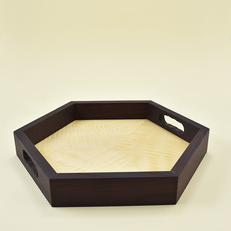 Wooden tray/Lesen pladenj Wooden tray made of heat-treated ash wood and veneer of sycamore/Lesen pladenj, narejen iz termično obdelanega jesenovega lesa in furnirja javorja rebraša