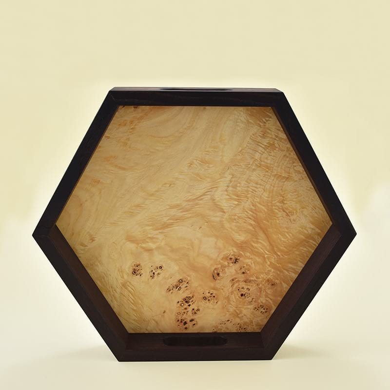 Wooden tray/Lesen pladenj Wooden tray made of heat-treated ash wood and poplar root veneer/Lesen pladenj, narejen iz termično obdelanega jesenovega lesa in furnirja topolove korenine