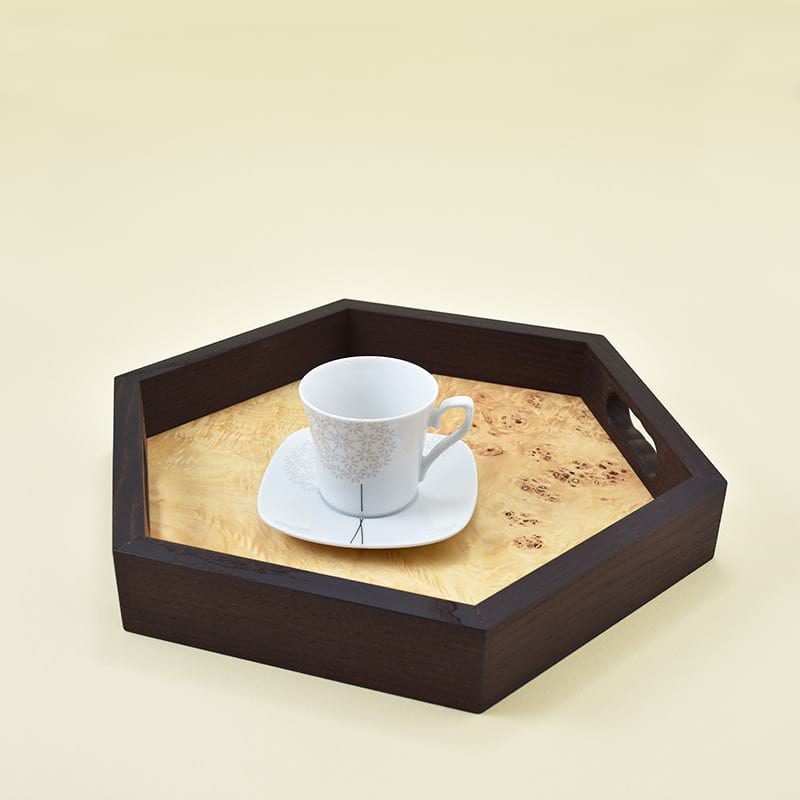 Wooden tray/Lesen pladenj Wooden tray made of heat-treated ash wood and poplar root veneer/Lesen pladenj, narejen iz termično obdelanega jesenovega lesa in furnirja topolove korenine