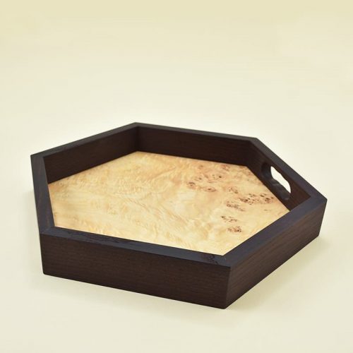 Wooden tray made of heat-treated ash wood and poplar root veneer/Lesen pladenj, narejen iz termično obdelanega jesenovega lesa in furnirja topolove korenine