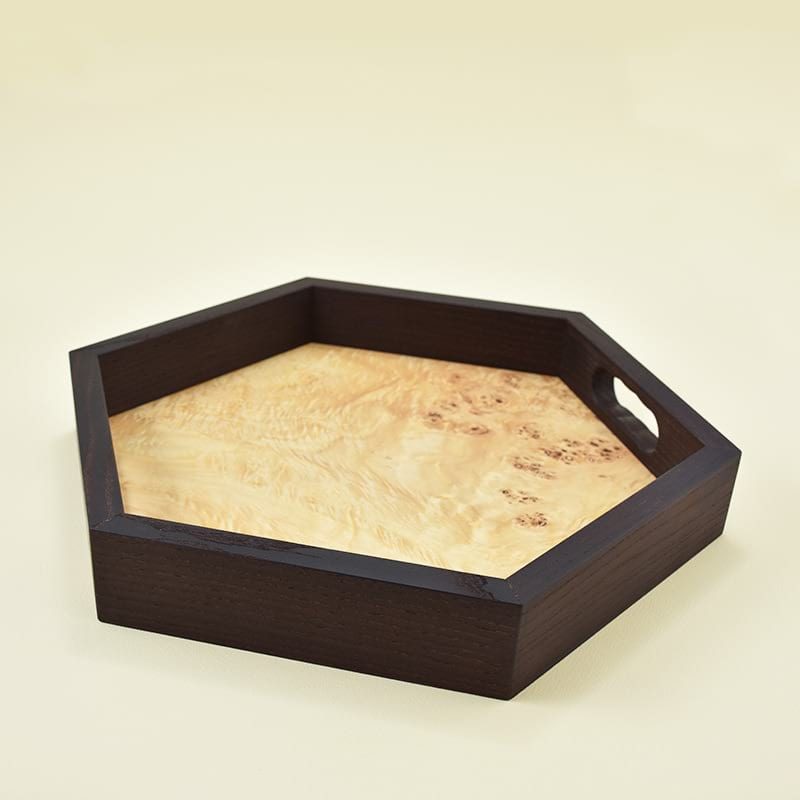 Wooden tray/Lesen pladenj Wooden tray made of heat-treated ash wood and poplar root veneer/Lesen pladenj, narejen iz termično obdelanega jesenovega lesa in furnirja topolove korenine