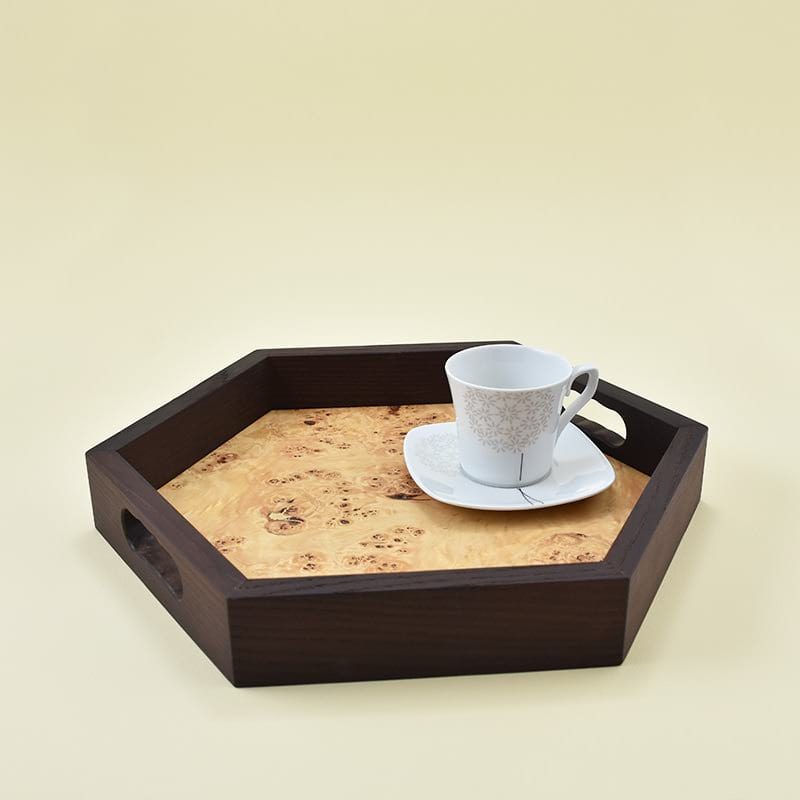 Wooden tray made of heat-treated ash wood and poplar root veneer/Lesen pladenj, narejen iz termično obdelanega jesenovega lesa in furnirja topolove korenine