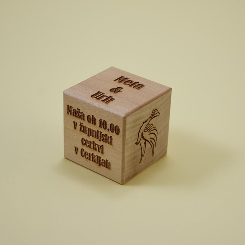 Invitation on wooden cube vabilo na leseni kocki