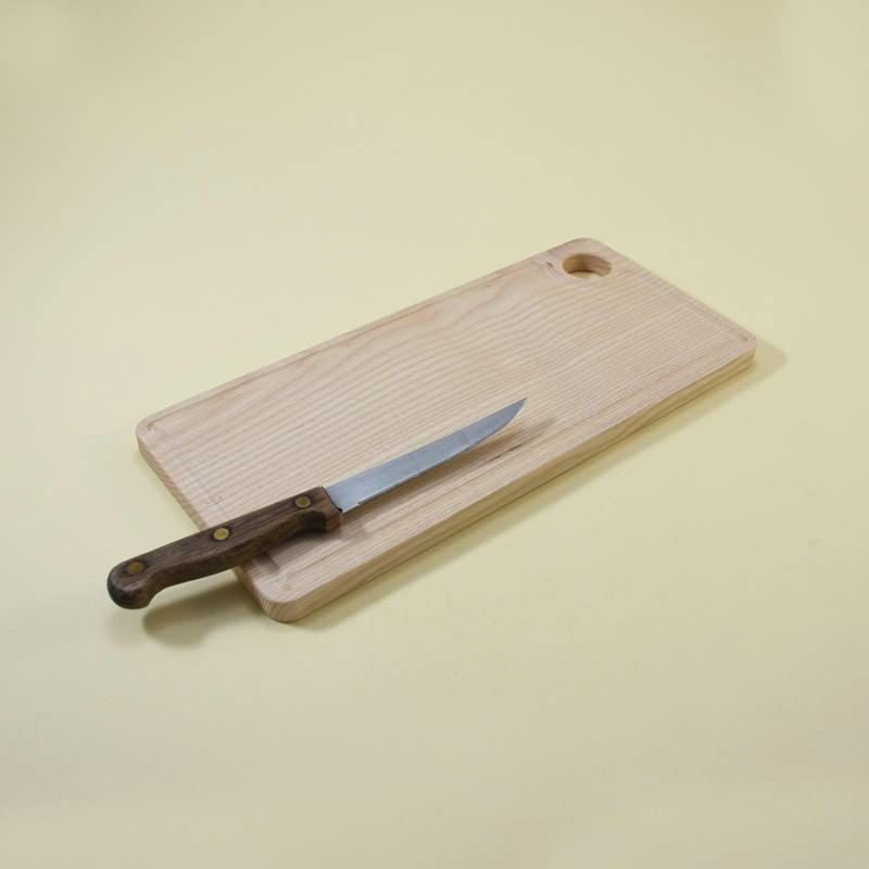 lesena-rezalna-deska-z-luknjo-in-utorom2 wooden cutting board with slot - wood&dots