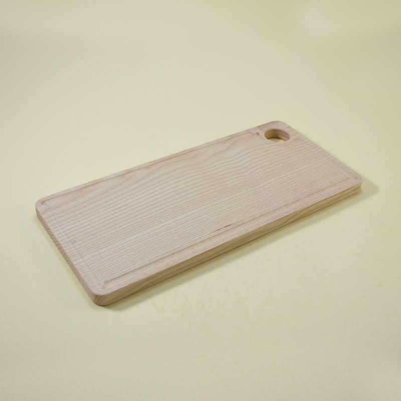 lesena-rezalna-deska-z-luknjo-in-utorom3 wooden cutting board with slot - wood&dots