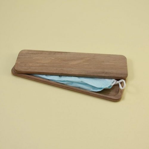 Etui z nameščeno masko/Case with mask