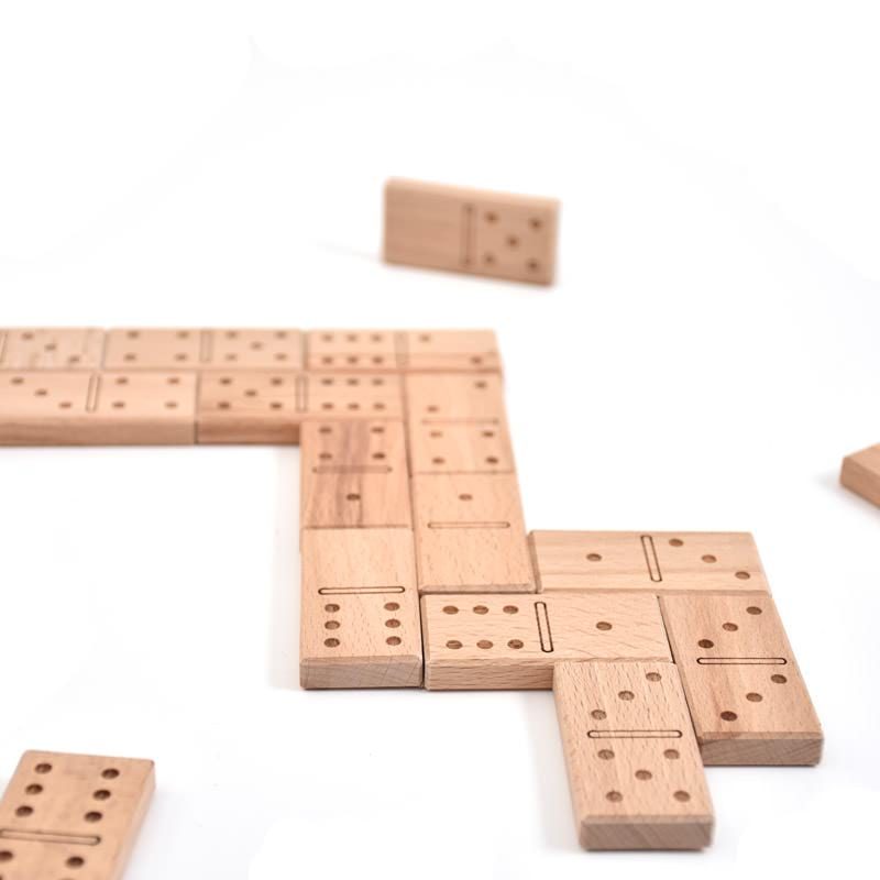 Domine z vgraviranimi pikami/Wooden domino with engraved spots Domine z vgraviranimi pikami/Wooden domino with engraved spots
