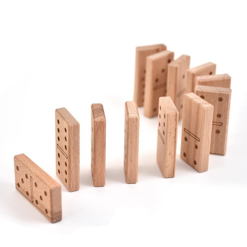 Domine z vgraviranimi pikami/Wooden domino with engraved spots Domine z vgraviranimi pikami/Wooden domino with engraved spots