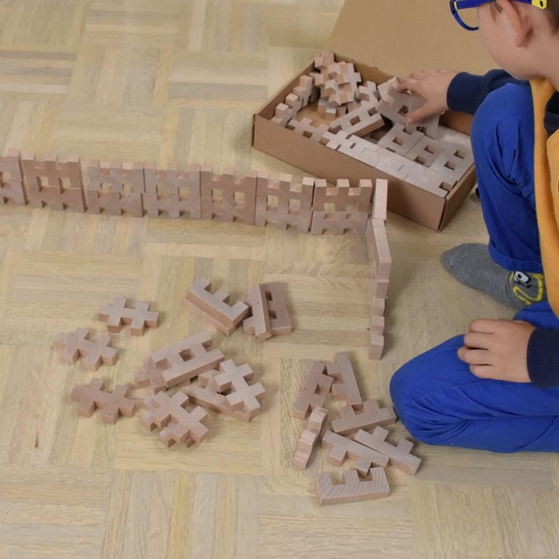 Boy, playing with compositing blocks/Fant, ki se igra z Zloženko