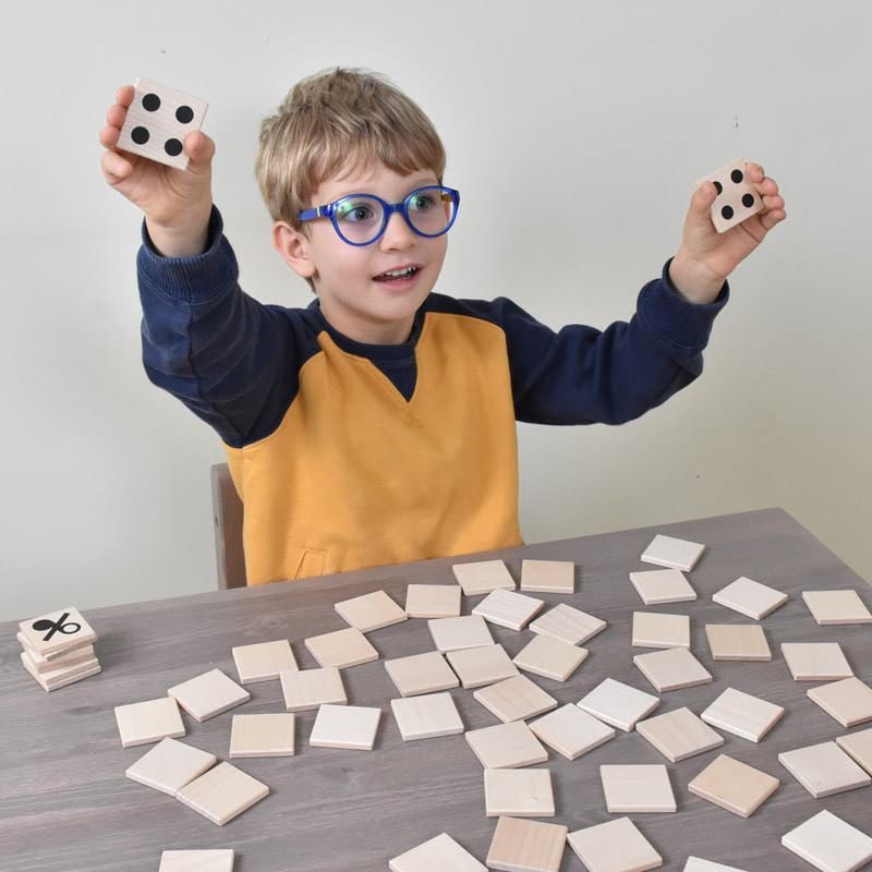 Boy playing memory game/Fant se igra spomin Boy playing memory game/Fant se igra spomin