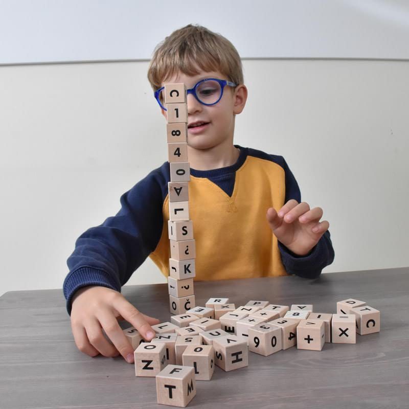 Wooden blocks with numbers/Lesene kocke s številkami Wooden blocks with numbers/Lesene kocke s številkami