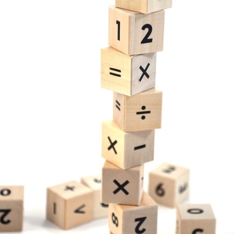 Wooden blocks with numbers/Lesene kocke s številkami Wooden blocks with numbers/Lesene kocke s številkami