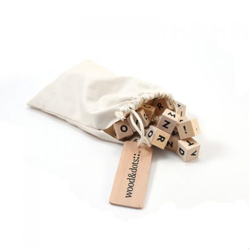 Lesene kocke s črkami