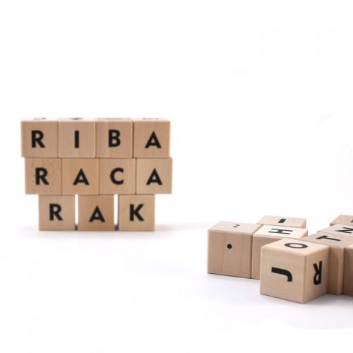 Lesene kocke s črkami